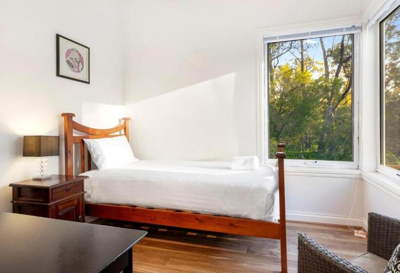 استودیوی استاندارد, Inn The Tuarts Guest Lodge