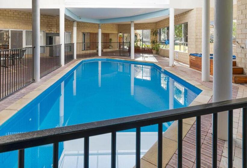 استودیوی استاندارد, Inn The Tuarts Guest Lodge