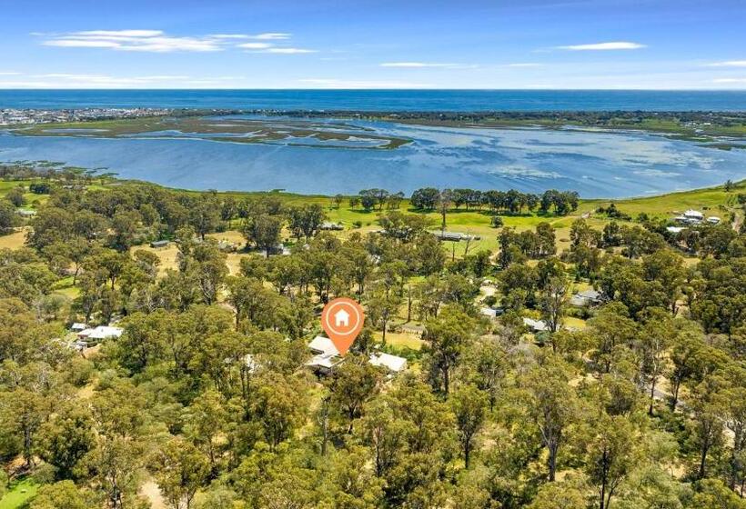 استودیوی استاندارد, Inn The Tuarts Guest Lodge