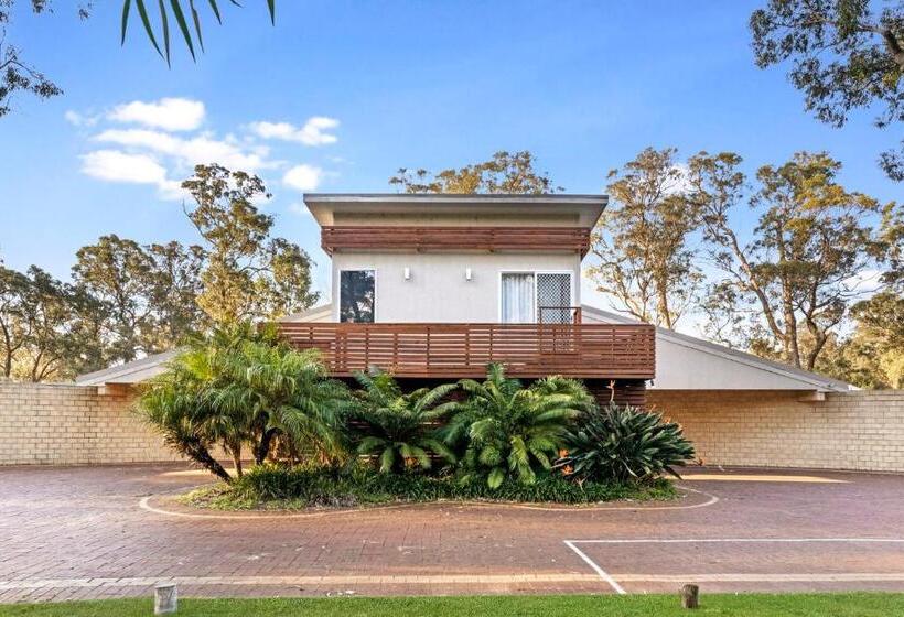 استودیوی استاندارد, Inn The Tuarts Guest Lodge