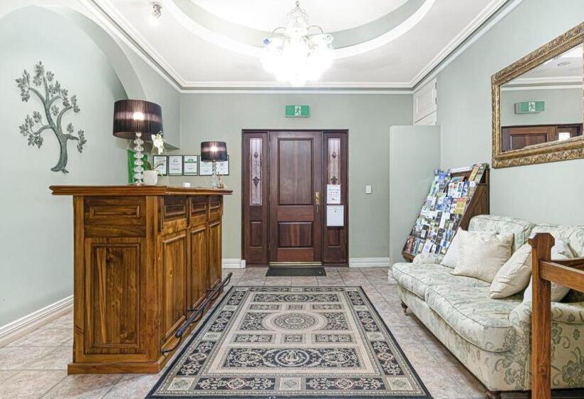 استودیوی استاندارد, Inn The Tuarts Guest Lodge