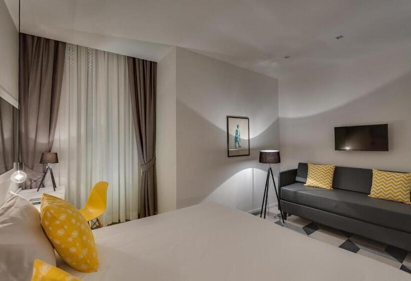 חדר אקונומי, Navona Theatre