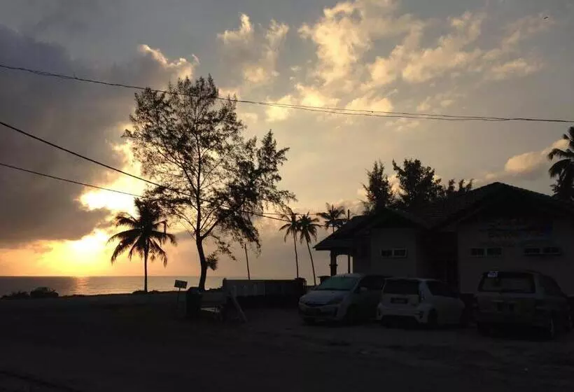 Economy Triple Room, Semarak Beach Inn