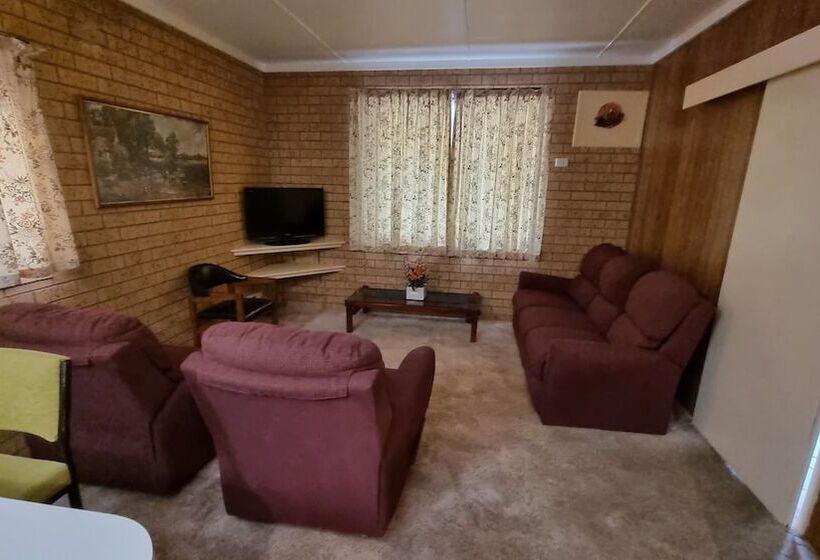 סוויטה משפחתית, Lone Pine Motel