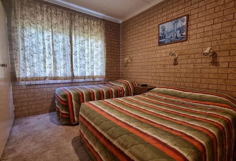 סוויטה משפחתית, Lone Pine Motel