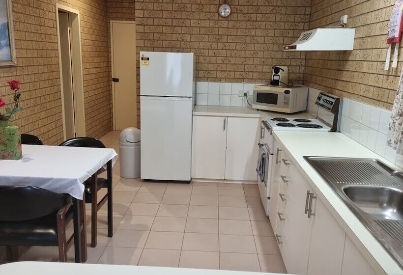 סוויטה משפחתית, Lone Pine Motel