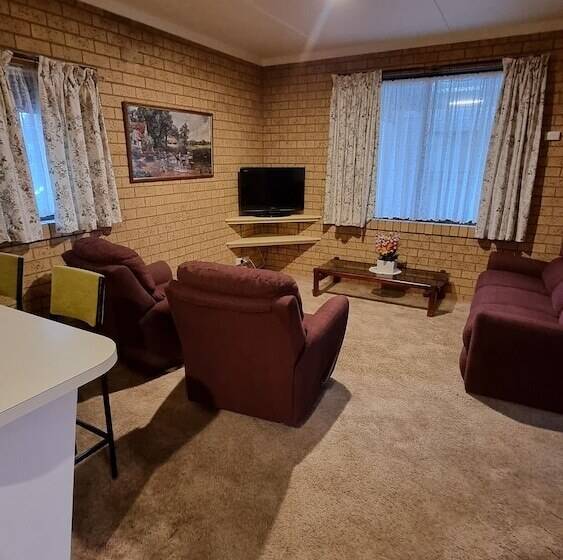 סוויטה משפחתית, Lone Pine Motel