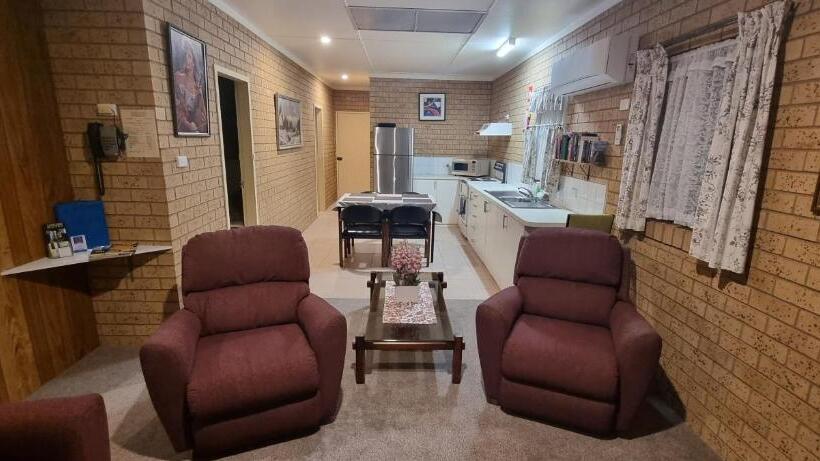 סוויטה משפחתית, Lone Pine Motel