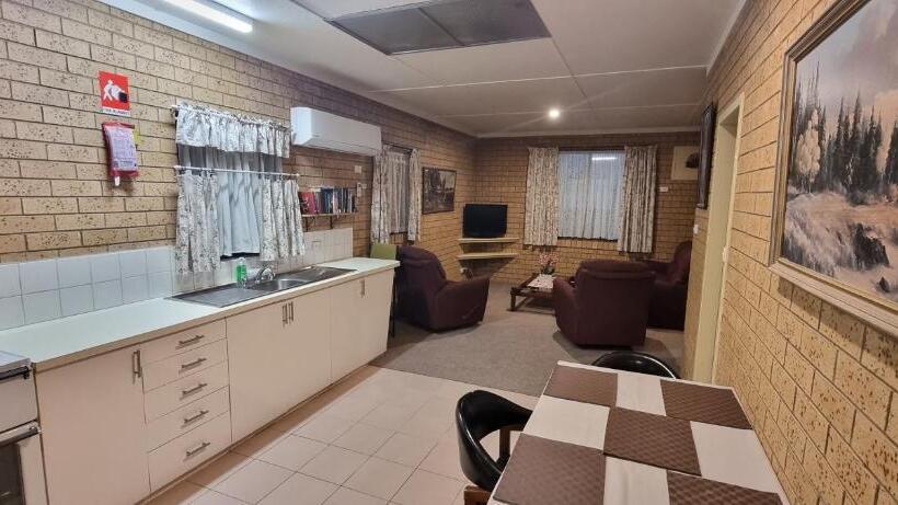 Family Suite, Lone Pine Motel