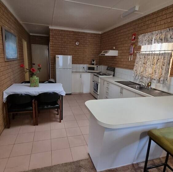 סוויטה משפחתית, Lone Pine Motel