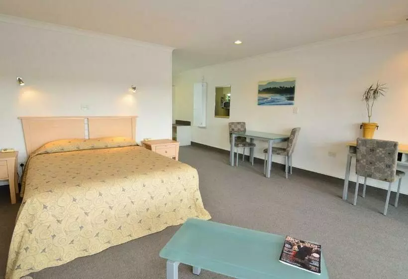 استودیوی استاندارد, Senator Motor Inn