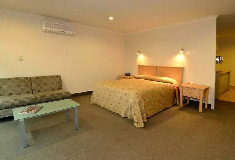 استودیوی استاندارد, Senator Motor Inn