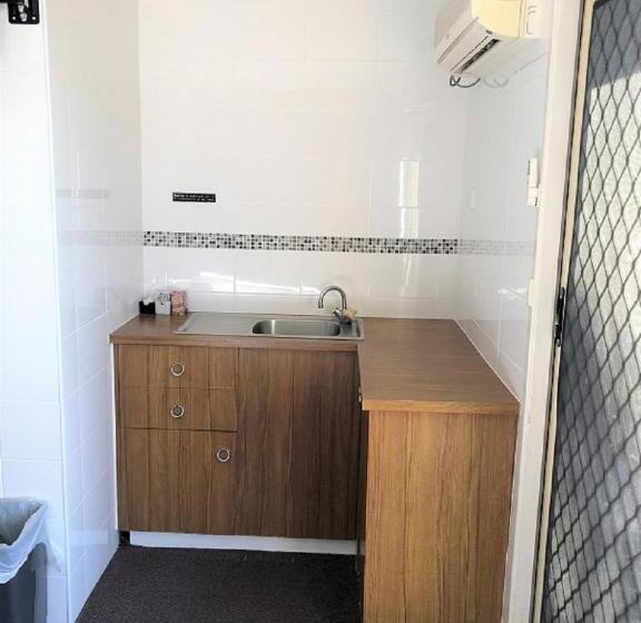 חדר משפחתי, Tamworth Central Motel