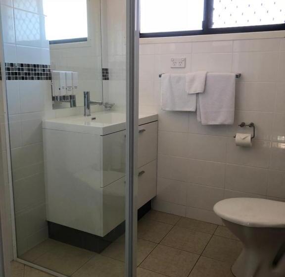 חדר משפחתי, Tamworth Central Motel