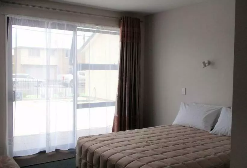 スタンダードスタジオ, 319 Addington Motel