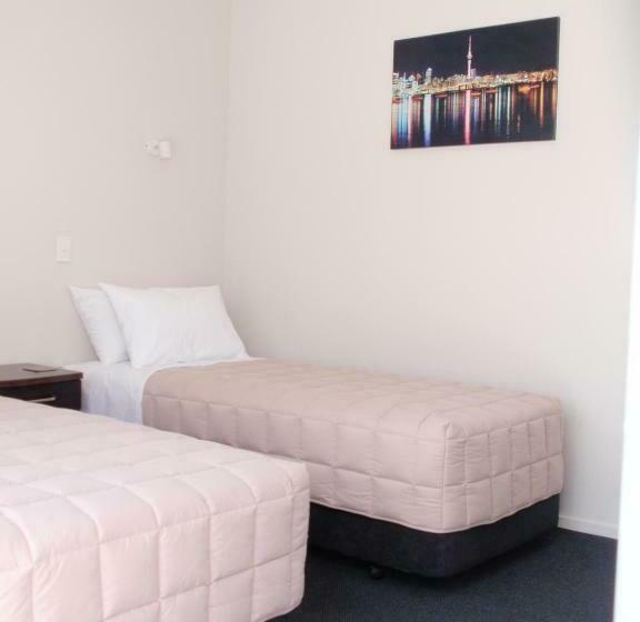 Студия Стандарт, 319 Addington Motel