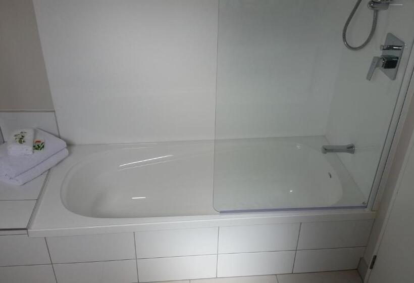 استودیوی استاندارد, 319 Addington Motel