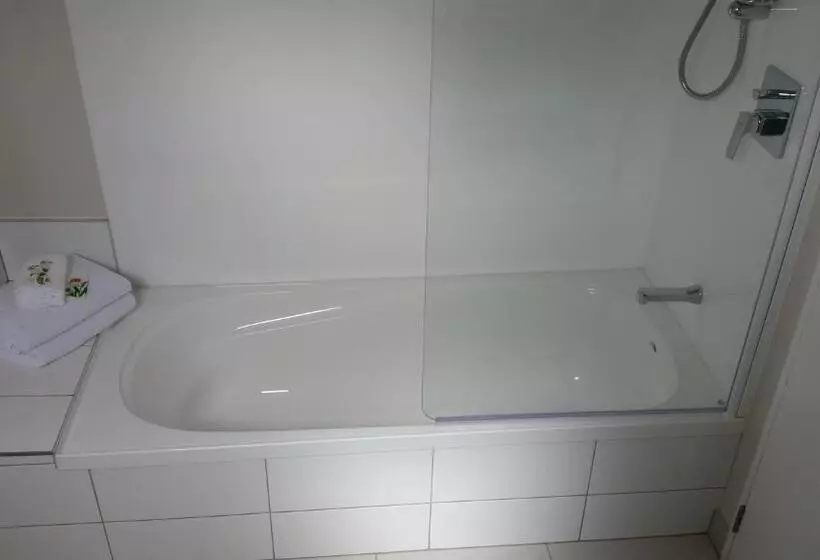 スタンダードスタジオ, 319 Addington Motel