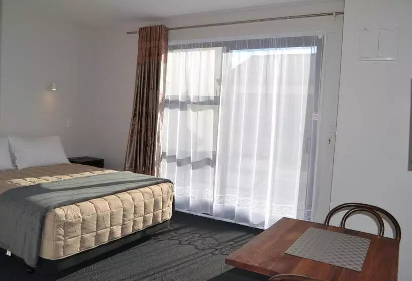 スタンダードスタジオ, 319 Addington Motel