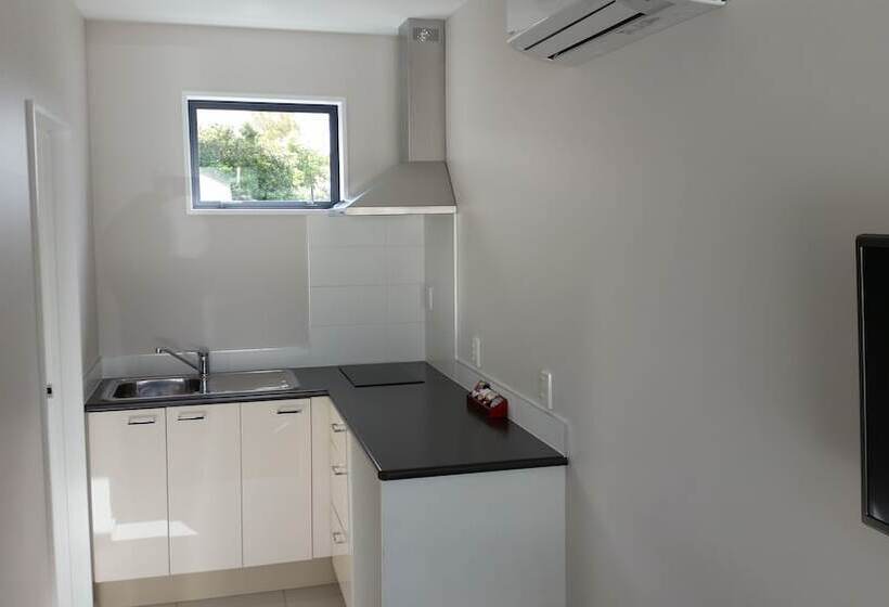 Студия Стандарт, 319 Addington Motel