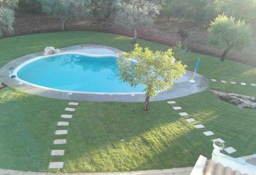 חדר סטנדרט לשלושה עם נוף לבריכה, B&b Villa Giorgia