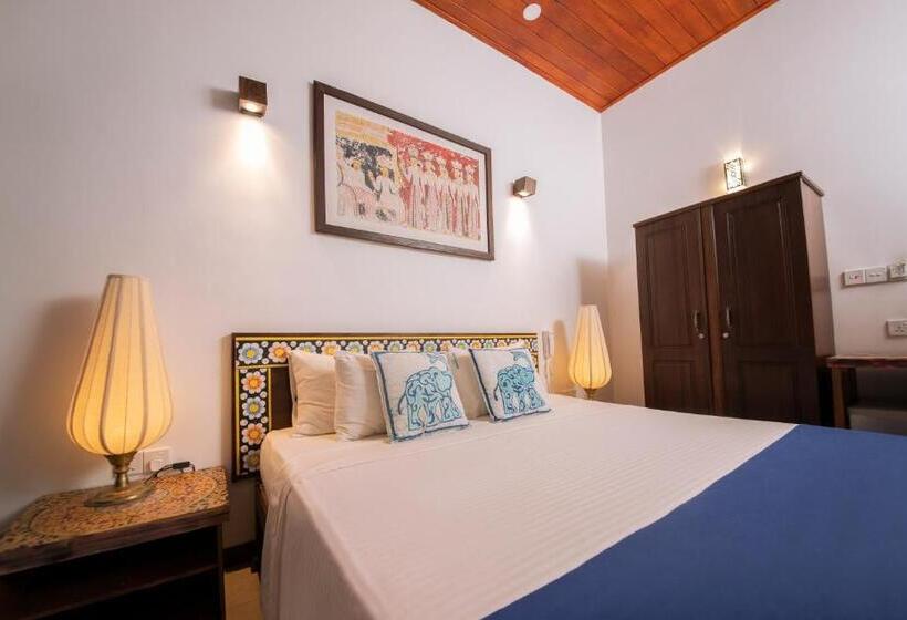 Camera Deluxe, Blue Elephant Boutique