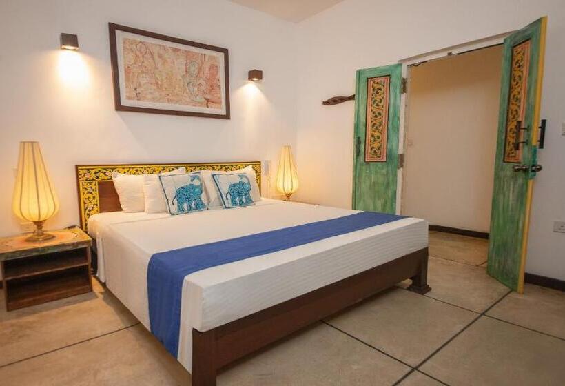 Camera Deluxe, Blue Elephant Boutique