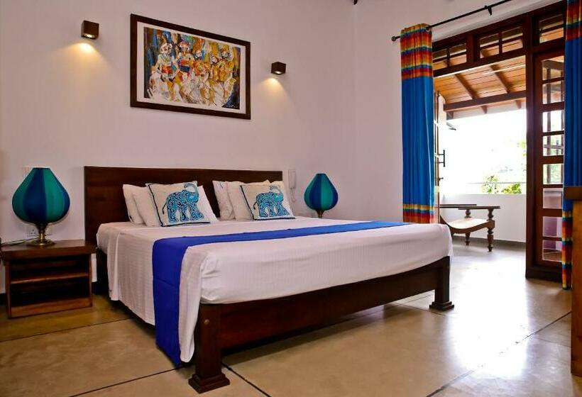 Camera Deluxe, Blue Elephant Boutique