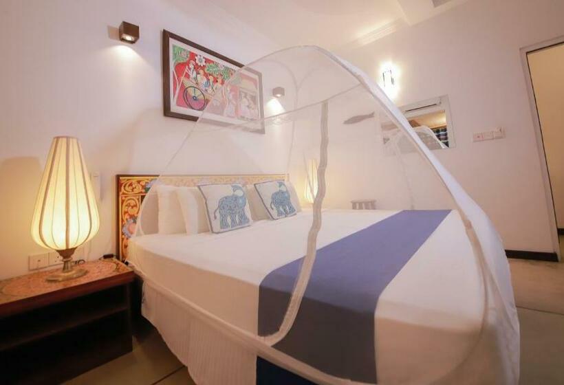 Camera Deluxe, Blue Elephant Boutique