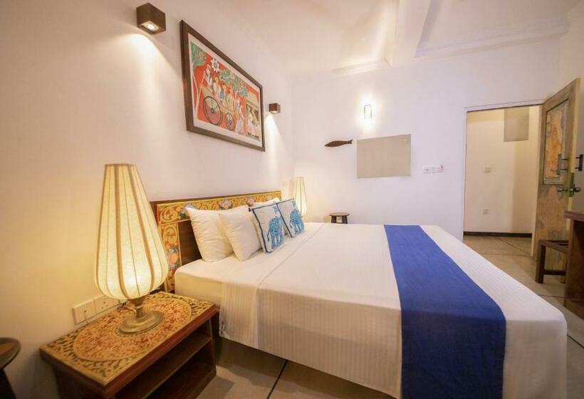 Camera Deluxe, Blue Elephant Boutique