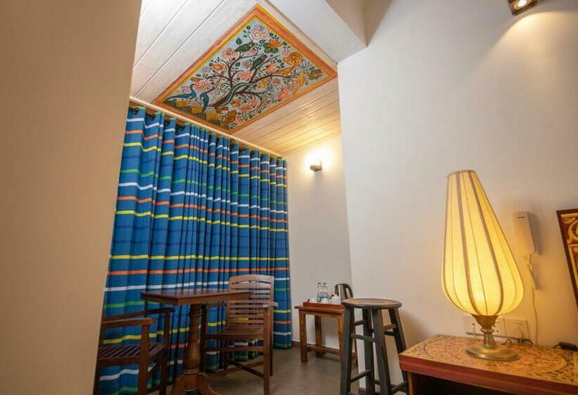 Camera Deluxe, Blue Elephant Boutique