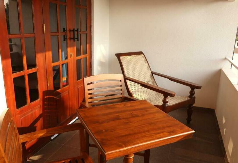 Camera Deluxe, Blue Elephant Boutique