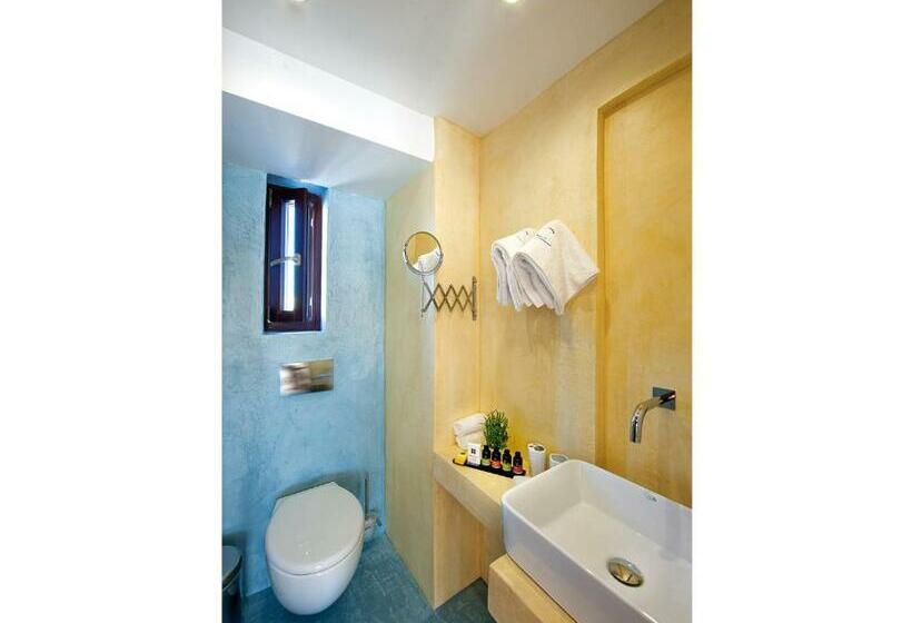 جناح ديلوكس, In Camera Art Boutique