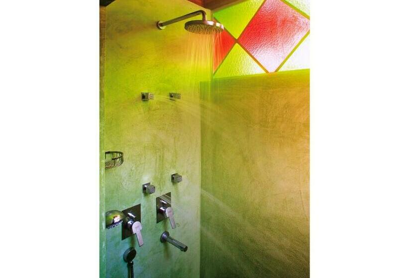 جناح سوبيريور, In Camera Art Boutique