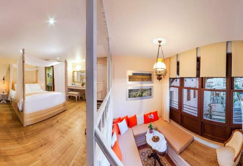 جناح ديلوكس, In Camera Art Boutique