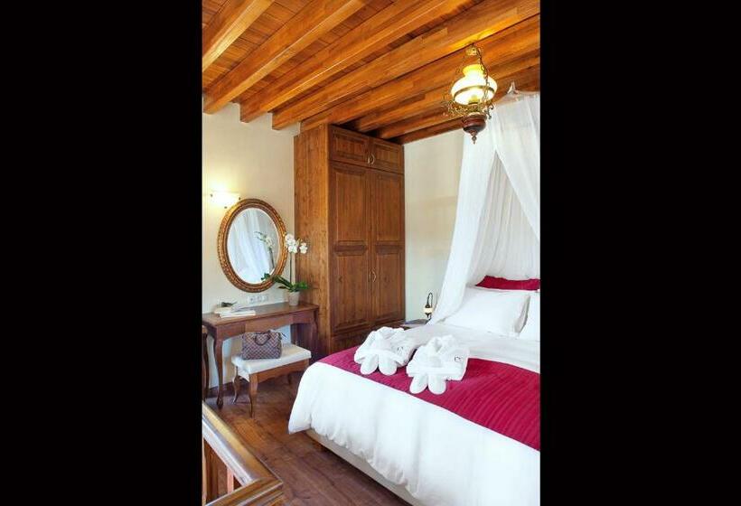 جناح سوبيريور, In Camera Art Boutique