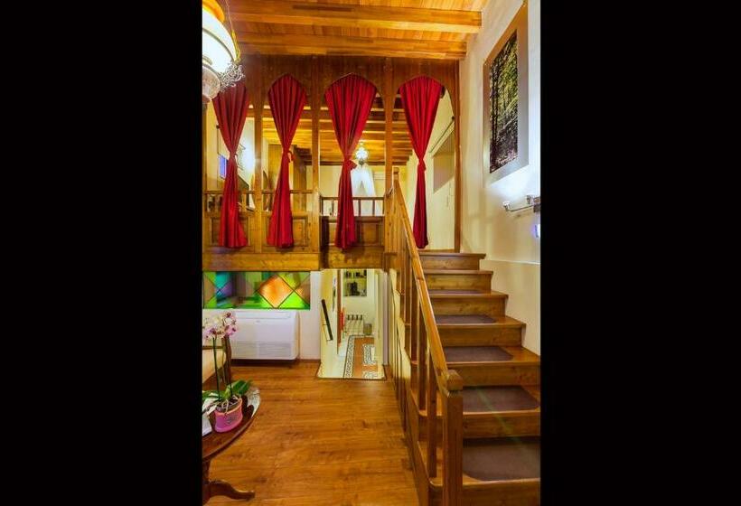 جناح سوبيريور, In Camera Art Boutique