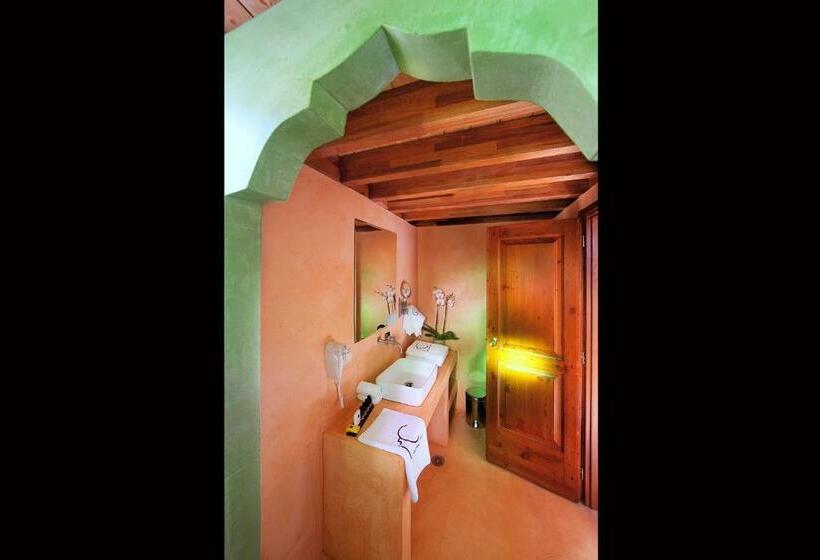 جناح سوبيريور, In Camera Art Boutique