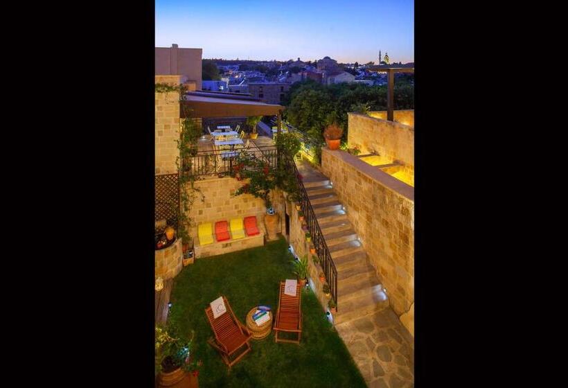 جناح ديلوكس, In Camera Art Boutique