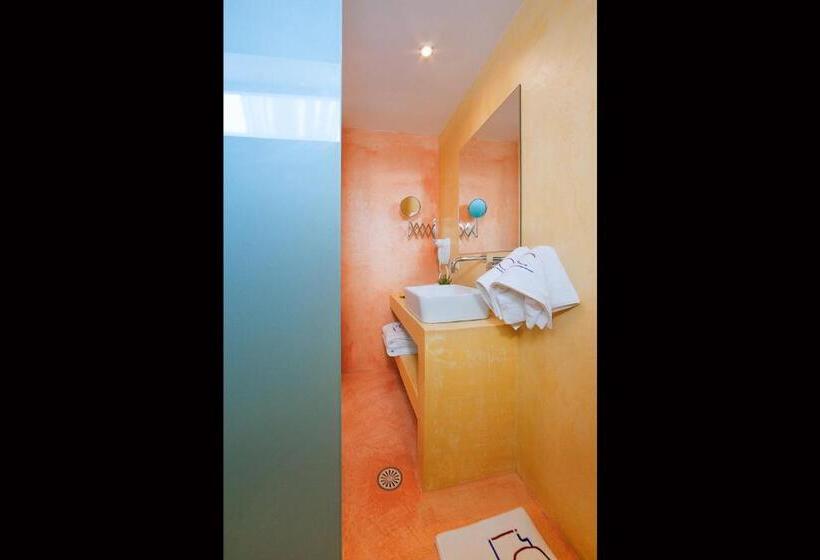 جناح ديلوكس, In Camera Art Boutique