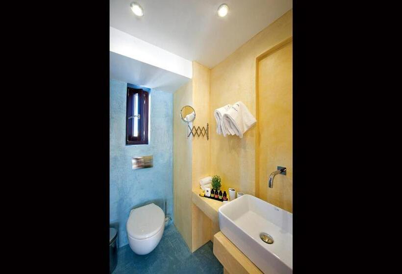 جناح ديلوكس, In Camera Art Boutique