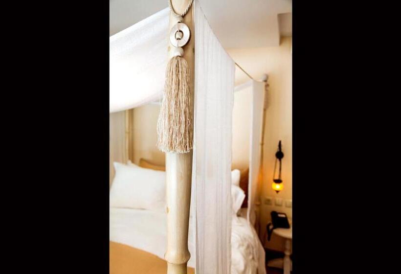 جناح ديلوكس, In Camera Art Boutique