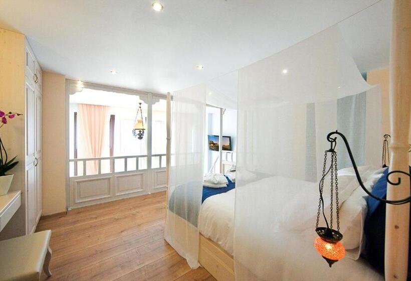 جناح ديلوكس, In Camera Art Boutique