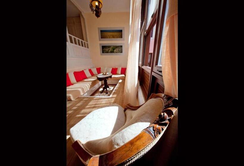 جناح ديلوكس, In Camera Art Boutique