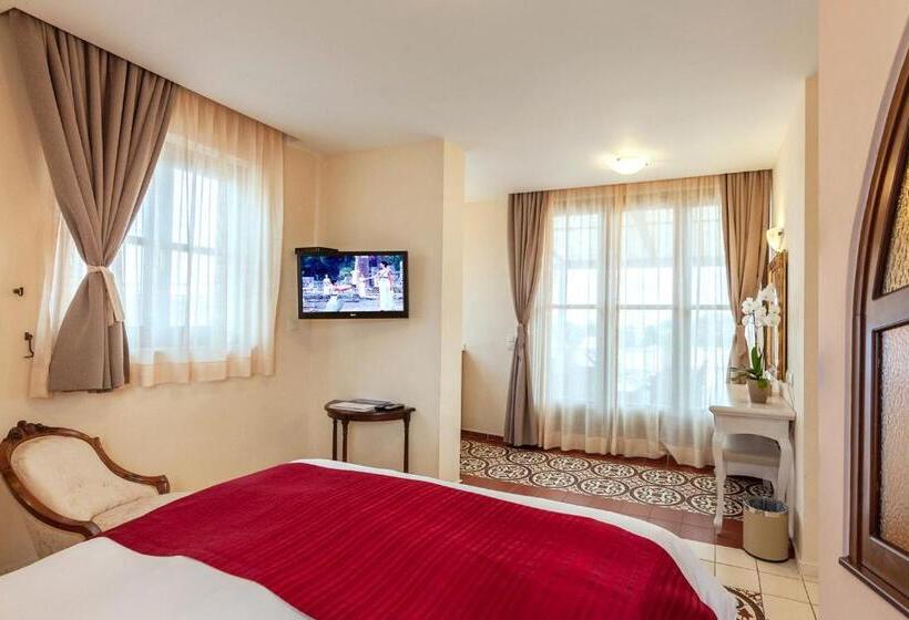 ماستر سويت, In Camera Art Boutique