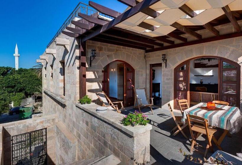 ‫فيلا غرفة نوم واحدة, In Camera Art Boutique