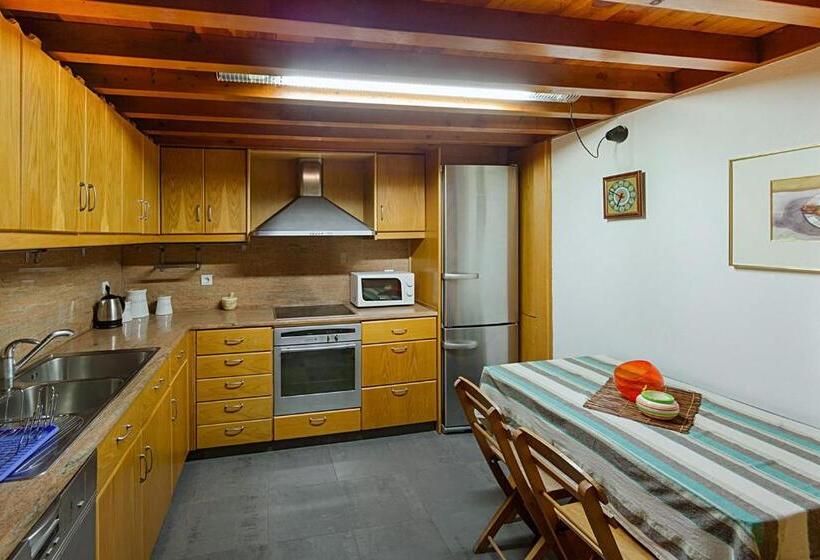 ‫فيلا غرفة نوم واحدة, In Camera Art Boutique