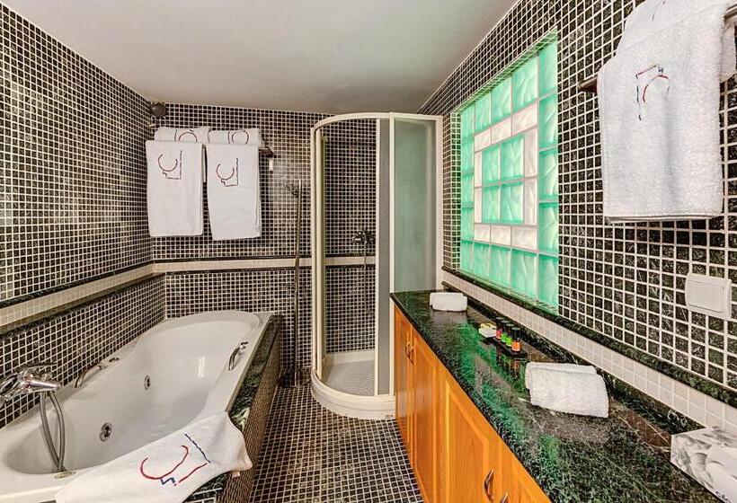 ‫فيلا غرفة نوم واحدة, In Camera Art Boutique