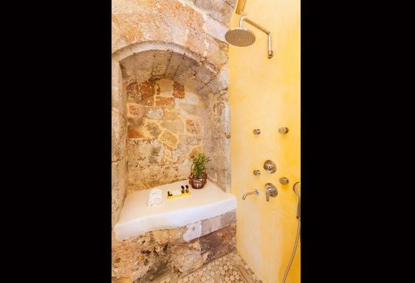 جناح جونيور, In Camera Art Boutique