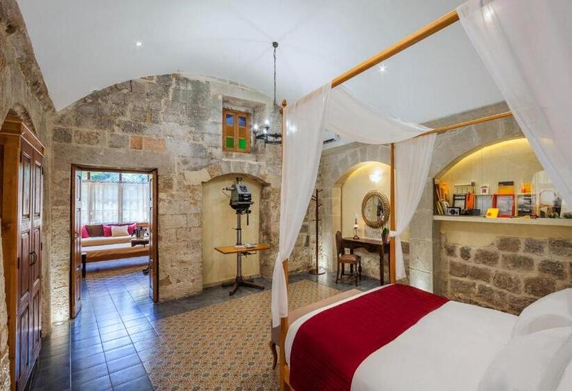 جناح جونيور, In Camera Art Boutique